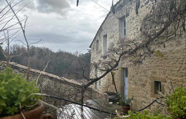 Exceptionnel : Grande maison en pierre dans les remparts de Grane !