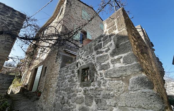 Exceptionnel : Grande maison en pierre dans les remparts de Grane !