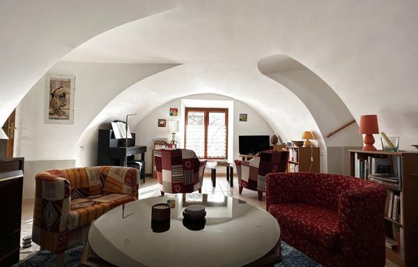 Exceptionnel : Grande maison en pierre dans les remparts de Grane !