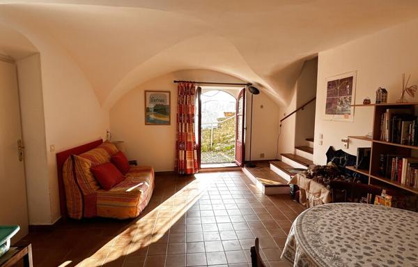 Exceptionnel : Grande maison en pierre dans les remparts de Grane !