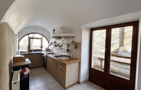 Exceptionnel : Grande maison en pierre dans les remparts de Grane !