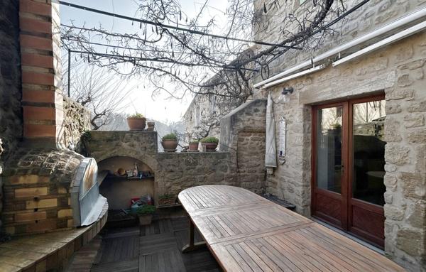 Exceptionnel : Grande maison en pierre dans les remparts de Grane !