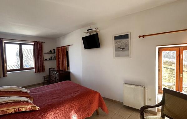 Exceptionnel : Grande maison en pierre dans les remparts de Grane !