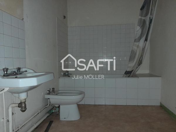 Immeuble à rénover comprenant 4 lots dont 1 local commercial