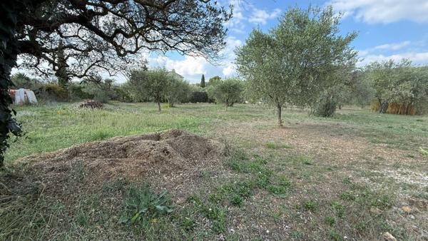 Terrain magnifique, plat et constructible de 1225 m2 sur Tavernes.