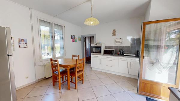 Maison 93 M2, 4 pièces 2/3 chambres,garage 2 places sur 8 ares de terrain