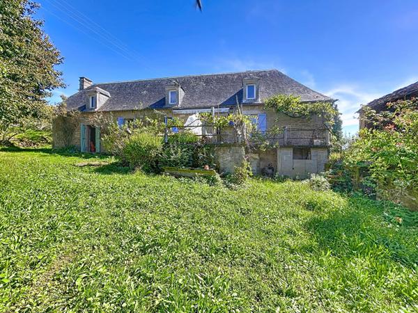 Corps de ferme avec Maison d'habitation à Vendre, Vayrac, 185 m2 habitable, Grange, Séchoirs, dépendance, Porcherie, Terrain de plus de 10 Hectares, Calme absolu.