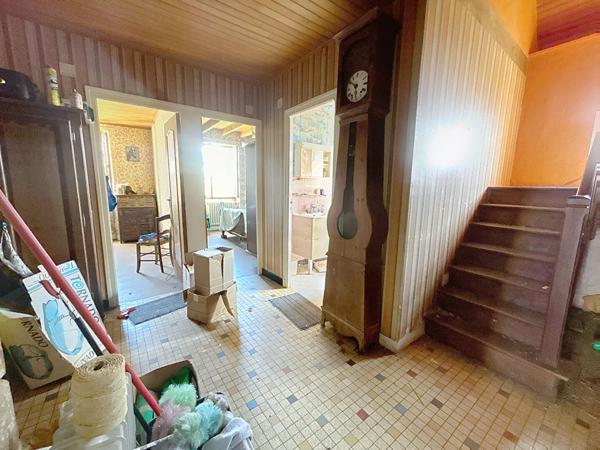 Corps de ferme avec Maison d'habitation à Vendre, Vayrac, 185 m2 habitable, Grange, Séchoirs, dépendance, Porcherie, Terrain de plus de 10 Hectares, Calme absolu.