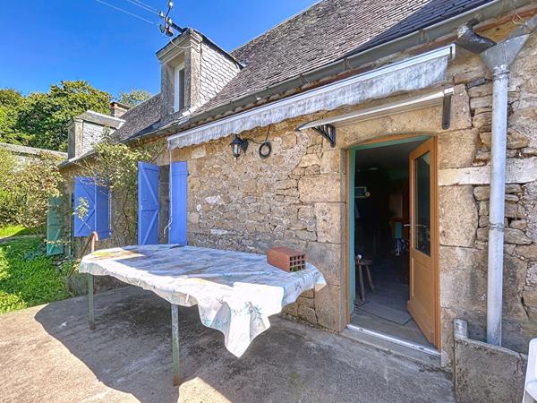 Corps de ferme avec Maison d'habitation à Vendre, Vayrac, 185 m2 habitable, Grange, Séchoirs, dépendance, Porcherie, Terrain de plus de 10 Hectares, Calme absolu.