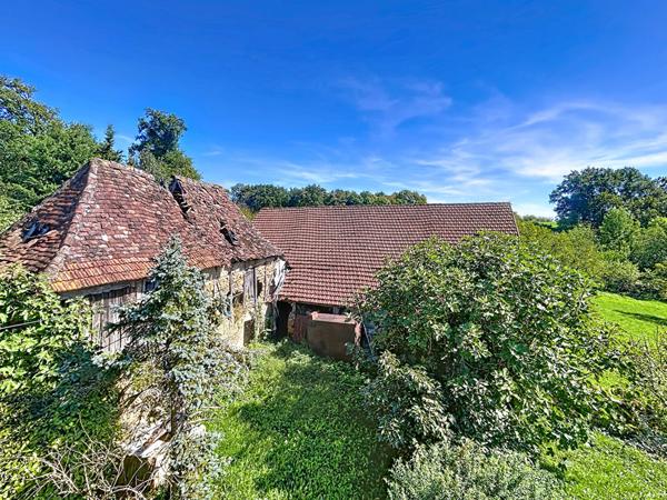 Corps de ferme avec Maison d'habitation à Vendre, Vayrac, 185 m2 habitable, Grange, Séchoirs, dépendance, Porcherie, Terrain de plus de 10 Hectares, Calme absolu.