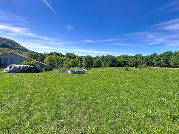 Corps de ferme avec Maison d'habitation à Vendre, Vayrac, 185 m2 habitable, Grange, Séchoirs, dépendance, Porcherie, Terrain de plus de 10 Hectares, Calme absolu.