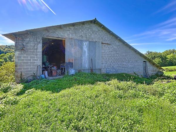 Corps de ferme avec Maison d'habitation à Vendre, Vayrac, 185 m2 habitable, Grange, Séchoirs, dépendance, Porcherie, Terrain de plus de 10 Hectares, Calme absolu.