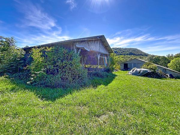 Corps de ferme avec Maison d'habitation à Vendre, Vayrac, 185 m2 habitable, Grange, Séchoirs, dépendance, Porcherie, Terrain de plus de 10 Hectares, Calme absolu.