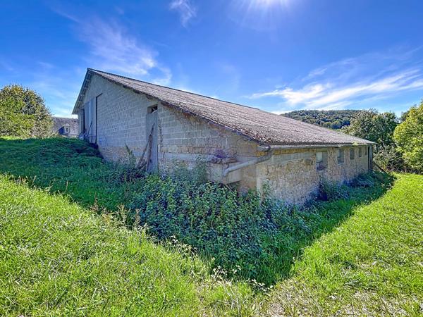 Corps de ferme avec Maison d'habitation à Vendre, Vayrac, 185 m2 habitable, Grange, Séchoirs, dépendance, Porcherie, Terrain de plus de 10 Hectares, Calme absolu.
