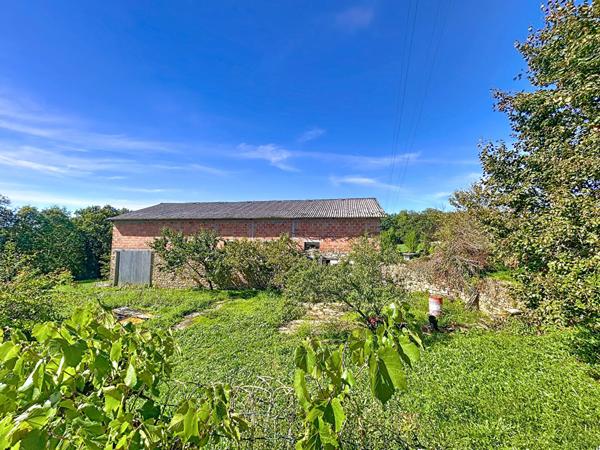 Corps de ferme avec Maison d'habitation à Vendre, Vayrac, 185 m2 habitable, Grange, Séchoirs, dépendance, Porcherie, Terrain de plus de 10 Hectares, Calme absolu.