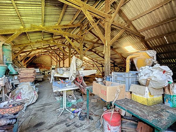 Corps de ferme avec Maison d'habitation à Vendre, Vayrac, 185 m2 habitable, Grange, Séchoirs, dépendance, Porcherie, Terrain de plus de 10 Hectares, Calme absolu.