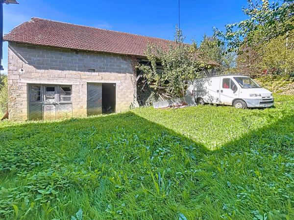 Corps de ferme avec Maison d'habitation à Vendre, Vayrac, 185 m2 habitable, Grange, Séchoirs, dépendance, Porcherie, Terrain de plus de 10 Hectares, Calme absolu.