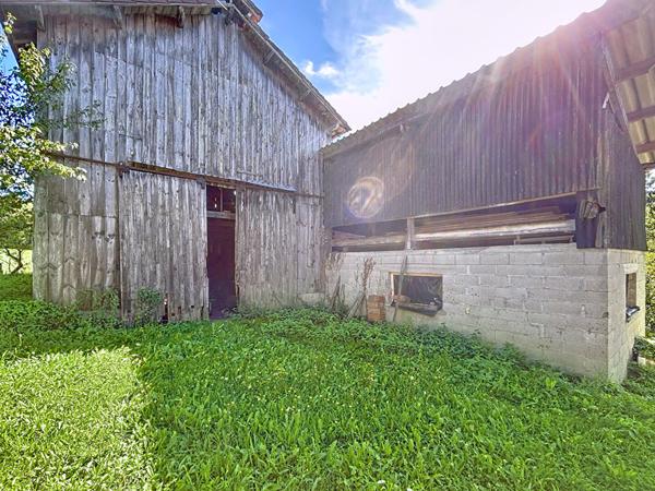 Corps de ferme avec Maison d'habitation à Vendre, Vayrac, 185 m2 habitable, Grange, Séchoirs, dépendance, Porcherie, Terrain de plus de 10 Hectares, Calme absolu.