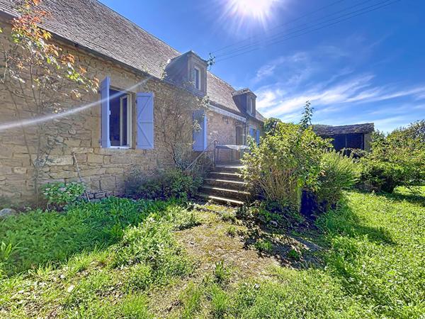 Corps de ferme avec Maison d'habitation à Vendre, Vayrac, 185 m2 habitable, Grange, Séchoirs, dépendance, Porcherie, Terrain de plus de 10 Hectares, Calme absolu.