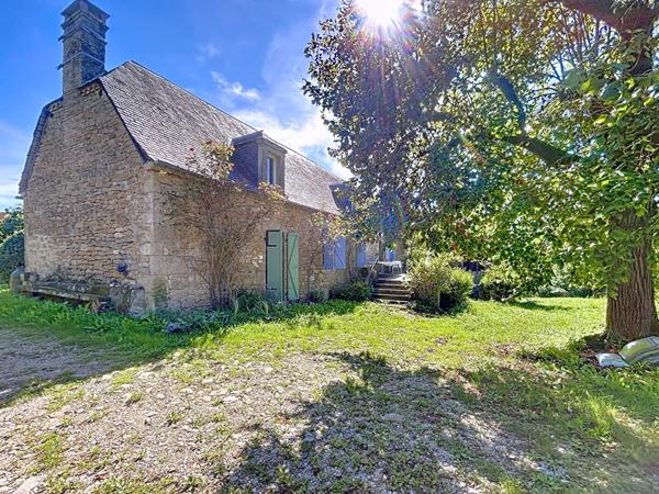 Corps de ferme avec Maison d'habitation à Vendre, Vayrac, 185 m2 habitable, Grange, Séchoirs, dépendance, Porcherie, Terrain de plus de 10 Hectares, Calme absolu.