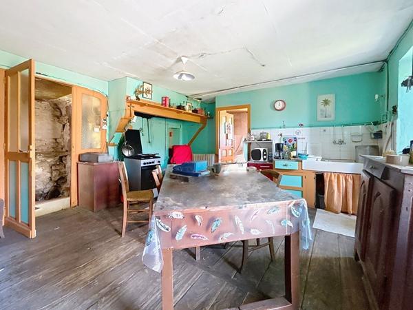 Corps de ferme avec Maison d'habitation à Vendre, Vayrac, 185 m2 habitable, Grange, Séchoirs, dépendance, Porcherie, Terrain de plus de 10 Hectares, Calme absolu.