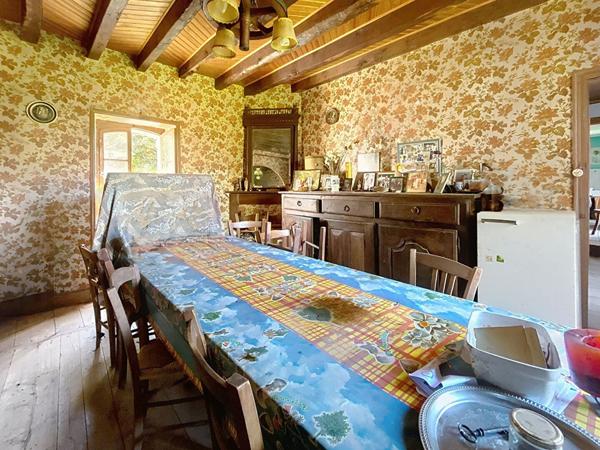 Corps de ferme avec Maison d'habitation à Vendre, Vayrac, 185 m2 habitable, Grange, Séchoirs, dépendance, Porcherie, Terrain de plus de 10 Hectares, Calme absolu.