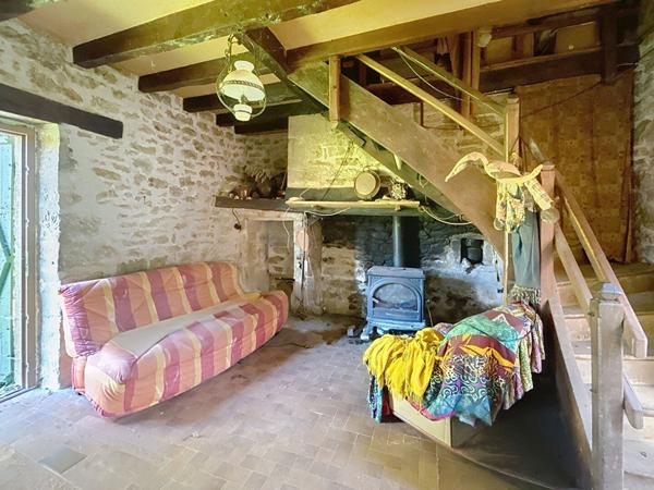 Corps de ferme avec Maison d'habitation à Vendre, Vayrac, 185 m2 habitable, Grange, Séchoirs, dépendance, Porcherie, Terrain de plus de 10 Hectares, Calme absolu.