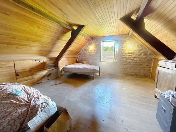 Corps de ferme avec Maison d'habitation à Vendre, Vayrac, 185 m2 habitable, Grange, Séchoirs, dépendance, Porcherie, Terrain de plus de 10 Hectares, Calme absolu.