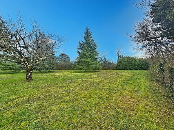 Terrain Blyes 1250m2, libre constructeur, plat, idéalement située au calme