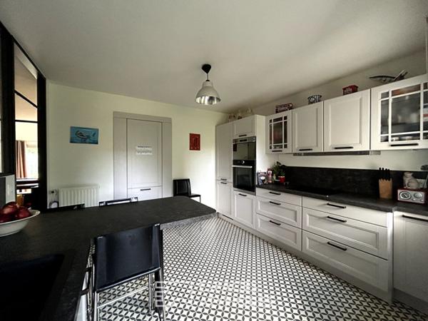 Maison d’architecte aux volumes généreux et jardin intimiste