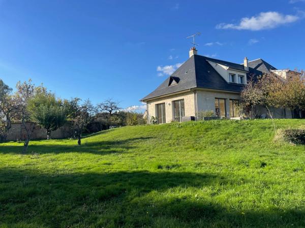 Maison d’architecte des années 80 – 258 m² habitables – Sous-sol total de 150 m² – 5 chambres – Terrain de 4 444 m²