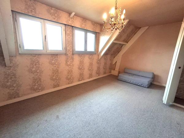 Maison d’architecte des années 80 – 258 m² habitables – Sous-sol total de 150 m² – 5 chambres – Terrain de 4 444 m²