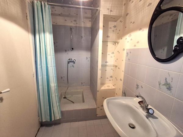 Maison d’architecte des années 80 – 258 m² habitables – Sous-sol total de 150 m² – 5 chambres – Terrain de 4 444 m²