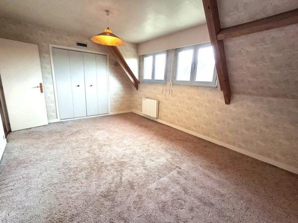 Maison d’architecte des années 80 – 258 m² habitables – Sous-sol total de 150 m² – 5 chambres – Terrain de 4 444 m²