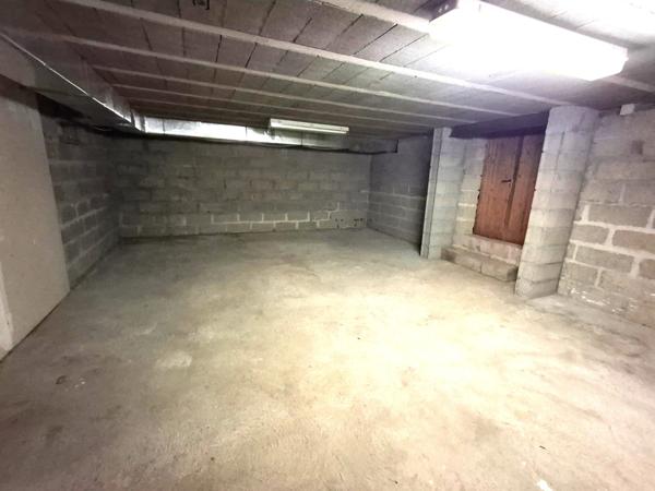 Maison d’architecte des années 80 – 258 m² habitables – Sous-sol total de 150 m² – 5 chambres – Terrain de 4 444 m²