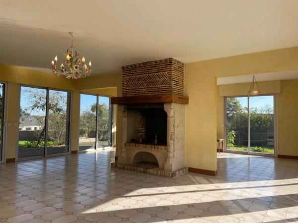 Maison d’architecte des années 80 – 258 m² habitables – Sous-sol total de 150 m² – 5 chambres – Terrain de 4 444 m²