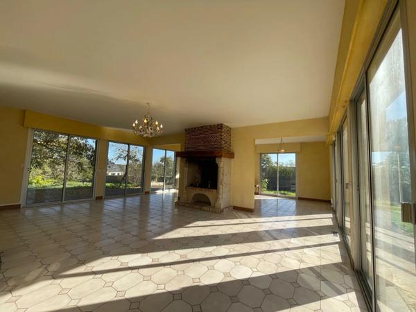 Maison d’architecte des années 80 – 258 m² habitables – Sous-sol total de 150 m² – 5 chambres – Terrain de 4 444 m²