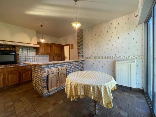 Maison d’architecte des années 80 – 258 m² habitables – Sous-sol total de 150 m² – 5 chambres – Terrain de 4 444 m²