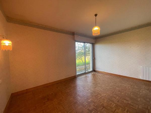 Maison d’architecte des années 80 – 258 m² habitables – Sous-sol total de 150 m² – 5 chambres – Terrain de 4 444 m²