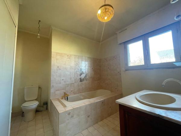 Maison d’architecte des années 80 – 258 m² habitables – Sous-sol total de 150 m² – 5 chambres – Terrain de 4 444 m²