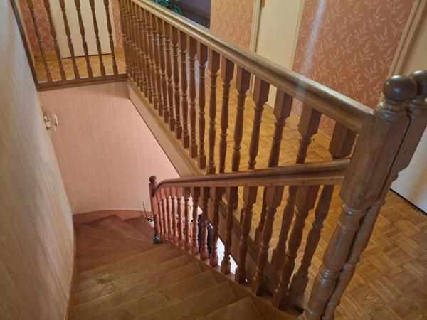 Maison d’architecte des années 80 – 258 m² habitables – Sous-sol total de 150 m² – 5 chambres – Terrain de 4 444 m²