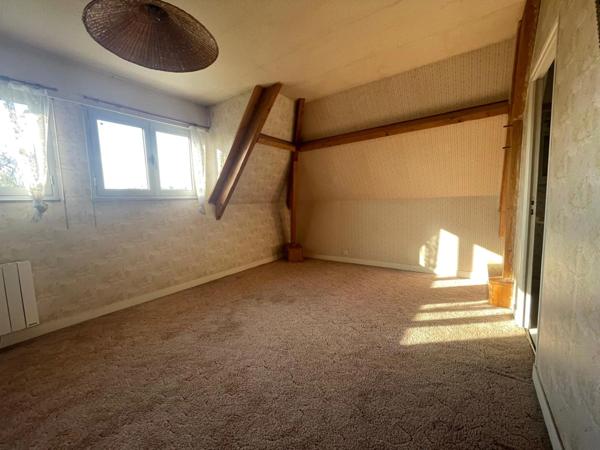 Maison d’architecte des années 80 – 258 m² habitables – Sous-sol total de 150 m² – 5 chambres – Terrain de 4 444 m²