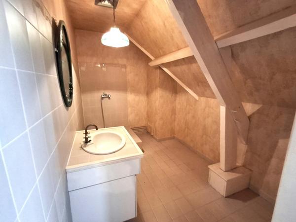 Maison d’architecte des années 80 – 258 m² habitables – Sous-sol total de 150 m² – 5 chambres – Terrain de 4 444 m²