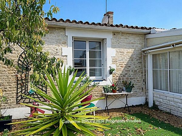 Charmante maison en pierre de plain pied centre village 83 m2 avec garage