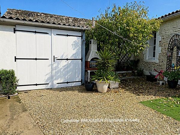 Charmante maison en pierre de plain pied centre village 83 m2 avec garage