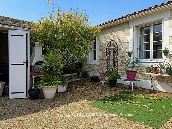 Charmante maison en pierre de plain pied centre village 83 m2 avec garage