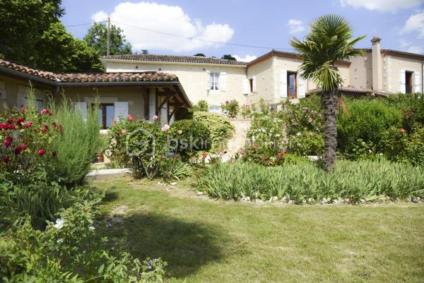 SPÉCIAL INVESTISSEUR, vous souhaitez CHANGER DE VIE ? Venez vous installer dans le GERS, entre mer et montagne, si vous recherchez un cadre de vie magnifique couplé à une affaire clé en main au cœur de l'Occitanie et sur le chemin de Saint-Jacques-de-Compostelle. C'est ce que je vous propose aujourd'hui en EXCLUSIVITÉ chez BSK Immobilier.

🌟 Les points forts de la propriété

    Vue panoramique d'exception : Orientation plein Sud offrant un panorama à couper le souffle sur la plaine du Gers, les coteaux gascons et la chaîne des Pyrénées au loin.

    Rentabilité immédiate : Exploitation comprenant 12 logements meublés générant un excellent rendement locatif ; dans son format actuel c'est une clientèle avec un bail mensuel renouvelable tacitement.

    Emplacement stratégique : Étape prisée sur le GR65 (Chemin du Puy-en-Velay vers Saint-Jacques-de-Compostelle), Lectoure est une cité thermale, historique, culturelle très animée qui dispose de tous les commerces et services à pied.

    Extérieur enchanteur : Jardin joliment arboré et généreusement fleuri, véritable havre de paix face à la vue à partir des terrasses et balcons de tous les logements. Il ne vous manquera plus qu'une piscine (avec toutefois les contraintes de dimension et de couleur prescrites par l'Architecte des Bâtiments de France puisque la ville de Lectoure bénéficie d'un PLU particulier et que les flancs de l'éperon rocheux sont depuis 2005 soumis aux restrictions d'une ZPPAUP - Zone de Protection du Patrimoine Architectural Urbain et Paysager). Ces protections urbanistiques vous garantissent la valeur de votre patrimoine immobilier. 

🏛️ Découvrez avec moi cette authentique bâtisse en pierres d'environ 490 m², alliant le charme de l'ancien et le confort moderne. Pour la partie exploitation / investissement : 12 logements entièrement meublés et équipés, prêts à poursuivre l'activité dès le premier jour. Le positionnement géographique et l'attractivité de la ville assurent un taux d'occupation aisé tout au long de l'année. Vous pourrez affecter une partie du bâtiment pour votre logement privé. Pour les espaces extérieurs : le jardin paysager en terrasses avec ses petites allées est magnifiquement entretenu, et offre un panorama dégagé sur les paysages de Gascogne et la chaine des Pyrénées. Côté technique, les logements sont raccordés au tout-à-l'égout, les chaudières sont au gaz et les fenêtres bois en double vitrage pour la plupart des logements. Un atelier, un poulailler, un puits et des espaces de parking sont à disposition.

📍 Le cadre de vie : Nommée dans la catégorie « Plus Beaux Détours de France » et bénéficiant de plusieurs labels dont "4 fleurs" et Cittaslow, LECTOURE est une ville thermale vivante et chaleureuse, réputée pour son patrimoine, sa gastronomie, ses brocanteurs et son dynamisme culturel. Vous bénéficiez d'une qualité de vie rare au sein d'une communauté accueillante et multiculturelle, prisée des visiteurs du monde entier.

Appelez-moi au 06 79 15 47 27 pour une découverte du lieu. Après une première visite, en toute discrétion, je serai en mesure de vous transmettre des bilans d'exploitation des 10 dernières années.