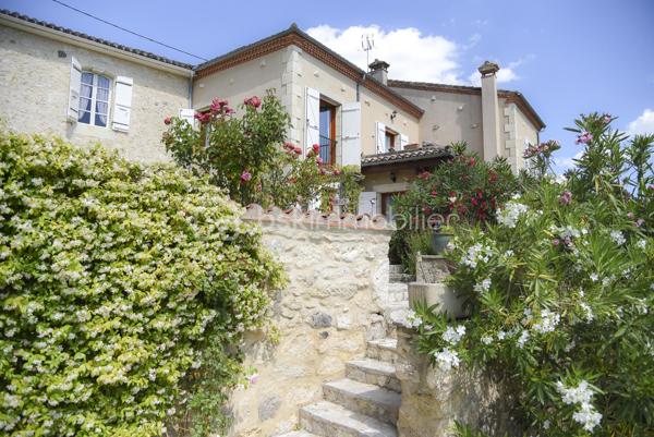 SPÉCIAL INVESTISSEUR, vous souhaitez CHANGER DE VIE ? Venez vous installer dans le GERS, entre mer et montagne, si vous recherchez un cadre de vie magnifique couplé à une affaire clé en main au cœur de l'Occitanie et sur le chemin de Saint-Jacques-de-Compostelle. C'est ce que je vous propose aujourd'hui en EXCLUSIVITÉ chez BSK Immobilier.

🌟 Les points forts de la propriété

    Vue panoramique d'exception : Orientation plein Sud offrant un panorama à couper le souffle sur la plaine du Gers, les coteaux gascons et la chaîne des Pyrénées au loin.

    Rentabilité immédiate : Exploitation comprenant 12 logements meublés générant un excellent rendement locatif ; dans son format actuel c'est une clientèle avec un bail mensuel renouvelable tacitement.

    Emplacement stratégique : Étape prisée sur le GR65 (Chemin du Puy-en-Velay vers Saint-Jacques-de-Compostelle), Lectoure est une cité thermale, historique, culturelle très animée qui dispose de tous les commerces et services à pied.

    Extérieur enchanteur : Jardin joliment arboré et généreusement fleuri, véritable havre de paix face à la vue à partir des terrasses et balcons de tous les logements. Il ne vous manquera plus qu'une piscine (avec toutefois les contraintes de dimension et de couleur prescrites par l'Architecte des Bâtiments de France puisque la ville de Lectoure bénéficie d'un PLU particulier et que les flancs de l'éperon rocheux sont depuis 2005 soumis aux restrictions d'une ZPPAUP - Zone de Protection du Patrimoine Architectural Urbain et Paysager). Ces protections urbanistiques vous garantissent la valeur de votre patrimoine immobilier. 

🏛️ Découvrez avec moi cette authentique bâtisse en pierres d'environ 490 m², alliant le charme de l'ancien et le confort moderne. Pour la partie exploitation / investissement : 12 logements entièrement meublés et équipés, prêts à poursuivre l'activité dès le premier jour. Le positionnement géographique et l'attractivité de la ville assurent un taux d'occupation aisé tout au long de l'année. Vous pourrez affecter une partie du bâtiment pour votre logement privé. Pour les espaces extérieurs : le jardin paysager en terrasses avec ses petites allées est magnifiquement entretenu, et offre un panorama dégagé sur les paysages de Gascogne et la chaine des Pyrénées. Côté technique, les logements sont raccordés au tout-à-l'égout, les chaudières sont au gaz et les fenêtres bois en double vitrage pour la plupart des logements. Un atelier, un poulailler, un puits et des espaces de parking sont à disposition.

📍 Le cadre de vie : Nommée dans la catégorie « Plus Beaux Détours de France » et bénéficiant de plusieurs labels dont "4 fleurs" et Cittaslow, LECTOURE est une ville thermale vivante et chaleureuse, réputée pour son patrimoine, sa gastronomie, ses brocanteurs et son dynamisme culturel. Vous bénéficiez d'une qualité de vie rare au sein d'une communauté accueillante et multiculturelle, prisée des visiteurs du monde entier.

Appelez-moi au 06 79 15 47 27 pour une découverte du lieu. Après une première visite, en toute discrétion, je serai en mesure de vous transmettre des bilans d'exploitation des 10 dernières années.