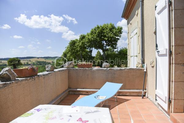 SPÉCIAL INVESTISSEUR, vous souhaitez CHANGER DE VIE ? Venez vous installer dans le GERS, entre mer et montagne, si vous recherchez un cadre de vie magnifique couplé à une affaire clé en main au cœur de l'Occitanie et sur le chemin de Saint-Jacques-de-Compostelle. C'est ce que je vous propose aujourd'hui en EXCLUSIVITÉ chez BSK Immobilier.

🌟 Les points forts de la propriété

    Vue panoramique d'exception : Orientation plein Sud offrant un panorama à couper le souffle sur la plaine du Gers, les coteaux gascons et la chaîne des Pyrénées au loin.

    Rentabilité immédiate : Exploitation comprenant 12 logements meublés générant un excellent rendement locatif ; dans son format actuel c'est une clientèle avec un bail mensuel renouvelable tacitement.

    Emplacement stratégique : Étape prisée sur le GR65 (Chemin du Puy-en-Velay vers Saint-Jacques-de-Compostelle), Lectoure est une cité thermale, historique, culturelle très animée qui dispose de tous les commerces et services à pied.

    Extérieur enchanteur : Jardin joliment arboré et généreusement fleuri, véritable havre de paix face à la vue à partir des terrasses et balcons de tous les logements. Il ne vous manquera plus qu'une piscine (avec toutefois les contraintes de dimension et de couleur prescrites par l'Architecte des Bâtiments de France puisque la ville de Lectoure bénéficie d'un PLU particulier et que les flancs de l'éperon rocheux sont depuis 2005 soumis aux restrictions d'une ZPPAUP - Zone de Protection du Patrimoine Architectural Urbain et Paysager). Ces protections urbanistiques vous garantissent la valeur de votre patrimoine immobilier. 

🏛️ Découvrez avec moi cette authentique bâtisse en pierres d'environ 490 m², alliant le charme de l'ancien et le confort moderne. Pour la partie exploitation / investissement : 12 logements entièrement meublés et équipés, prêts à poursuivre l'activité dès le premier jour. Le positionnement géographique et l'attractivité de la ville assurent un taux d'occupation aisé tout au long de l'année. Vous pourrez affecter une partie du bâtiment pour votre logement privé. Pour les espaces extérieurs : le jardin paysager en terrasses avec ses petites allées est magnifiquement entretenu, et offre un panorama dégagé sur les paysages de Gascogne et la chaine des Pyrénées. Côté technique, les logements sont raccordés au tout-à-l'égout, les chaudières sont au gaz et les fenêtres bois en double vitrage pour la plupart des logements. Un atelier, un poulailler, un puits et des espaces de parking sont à disposition.

📍 Le cadre de vie : Nommée dans la catégorie « Plus Beaux Détours de France » et bénéficiant de plusieurs labels dont "4 fleurs" et Cittaslow, LECTOURE est une ville thermale vivante et chaleureuse, réputée pour son patrimoine, sa gastronomie, ses brocanteurs et son dynamisme culturel. Vous bénéficiez d'une qualité de vie rare au sein d'une communauté accueillante et multiculturelle, prisée des visiteurs du monde entier.

Appelez-moi au 06 79 15 47 27 pour une découverte du lieu. Après une première visite, en toute discrétion, je serai en mesure de vous transmettre des bilans d'exploitation des 10 dernières années.