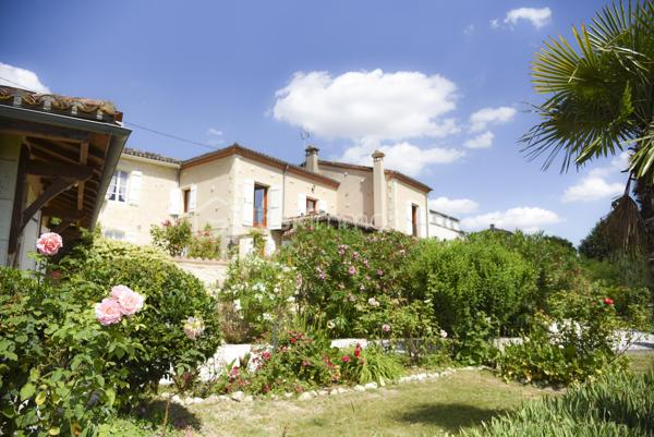 SPÉCIAL INVESTISSEUR, vous souhaitez CHANGER DE VIE ? Venez vous installer dans le GERS, entre mer et montagne, si vous recherchez un cadre de vie magnifique couplé à une affaire clé en main au cœur de l'Occitanie et sur le chemin de Saint-Jacques-de-Compostelle. C'est ce que je vous propose aujourd'hui en EXCLUSIVITÉ chez BSK Immobilier.

🌟 Les points forts de la propriété

    Vue panoramique d'exception : Orientation plein Sud offrant un panorama à couper le souffle sur la plaine du Gers, les coteaux gascons et la chaîne des Pyrénées au loin.

    Rentabilité immédiate : Exploitation comprenant 12 logements meublés générant un excellent rendement locatif ; dans son format actuel c'est une clientèle avec un bail mensuel renouvelable tacitement.

    Emplacement stratégique : Étape prisée sur le GR65 (Chemin du Puy-en-Velay vers Saint-Jacques-de-Compostelle), Lectoure est une cité thermale, historique, culturelle très animée qui dispose de tous les commerces et services à pied.

    Extérieur enchanteur : Jardin joliment arboré et généreusement fleuri, véritable havre de paix face à la vue à partir des terrasses et balcons de tous les logements. Il ne vous manquera plus qu'une piscine (avec toutefois les contraintes de dimension et de couleur prescrites par l'Architecte des Bâtiments de France puisque la ville de Lectoure bénéficie d'un PLU particulier et que les flancs de l'éperon rocheux sont depuis 2005 soumis aux restrictions d'une ZPPAUP - Zone de Protection du Patrimoine Architectural Urbain et Paysager). Ces protections urbanistiques vous garantissent la valeur de votre patrimoine immobilier. 

🏛️ Découvrez avec moi cette authentique bâtisse en pierres d'environ 490 m², alliant le charme de l'ancien et le confort moderne. Pour la partie exploitation / investissement : 12 logements entièrement meublés et équipés, prêts à poursuivre l'activité dès le premier jour. Le positionnement géographique et l'attractivité de la ville assurent un taux d'occupation aisé tout au long de l'année. Vous pourrez affecter une partie du bâtiment pour votre logement privé. Pour les espaces extérieurs : le jardin paysager en terrasses avec ses petites allées est magnifiquement entretenu, et offre un panorama dégagé sur les paysages de Gascogne et la chaine des Pyrénées. Côté technique, les logements sont raccordés au tout-à-l'égout, les chaudières sont au gaz et les fenêtres bois en double vitrage pour la plupart des logements. Un atelier, un poulailler, un puits et des espaces de parking sont à disposition.

📍 Le cadre de vie : Nommée dans la catégorie « Plus Beaux Détours de France » et bénéficiant de plusieurs labels dont "4 fleurs" et Cittaslow, LECTOURE est une ville thermale vivante et chaleureuse, réputée pour son patrimoine, sa gastronomie, ses brocanteurs et son dynamisme culturel. Vous bénéficiez d'une qualité de vie rare au sein d'une communauté accueillante et multiculturelle, prisée des visiteurs du monde entier.

Appelez-moi au 06 79 15 47 27 pour une découverte du lieu. Après une première visite, en toute discrétion, je serai en mesure de vous transmettre des bilans d'exploitation des 10 dernières années.